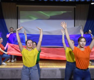 Мы живём семьёй единой